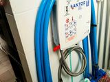 un tuyau bleu fixé au mur à côté des toilettes