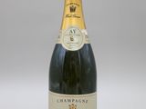une bouteille de champagne sur fond blanc