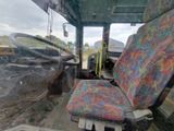 un bus dont l'un des sièges est recouvert d'une housse colorée