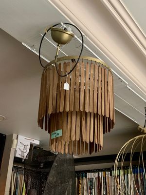 un lustre suspendu au plafond d'un magasin