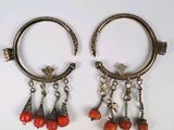 paire de boucles d'oreilles argentées et couleur corail, ornées de perles pendantes