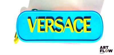 un étui bleu sur lequel est inscrit le mot « Versace »
