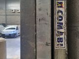 un autocollant apposé sur le côté d'une porte dans un parking