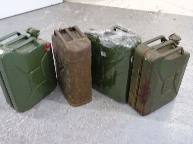 4 jerricans 20 litres