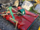 une camionnette garée à côté d'autres véhicules
