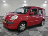 La petite camionnette rouge est garée dans une grande pièce.