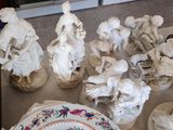 beaucoup de figurines qui se trouvent sur la table
