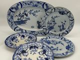 un ensemble d'assiettes bleues et blanches empilées les unes sur les autres