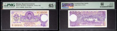 trois types différents de billets de banque exposés dans une vitrine