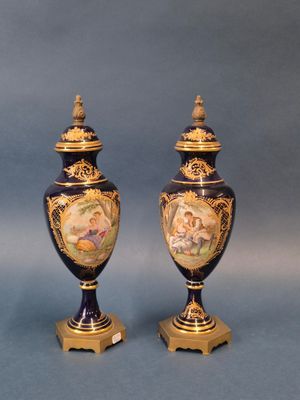 paire de vases anciens ornés de scènes peintes à la main