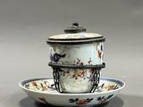 une tasse et une soucoupe posées sur une soucoupe, elle-même posée sur une assiette