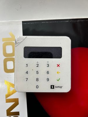 une calculatrice blanche posée à côté d'un cœur rouge