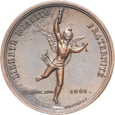 une image représentant une médaille d'argent sur laquelle figure un personnage ailé