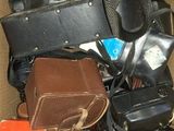une boîte en carton remplie de bagages et d'autres objets