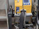 une machine à laquelle est raccordé un tuyau à l'arrière