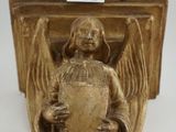 une image représentant une statue en or d'un ange tenant un cœur
