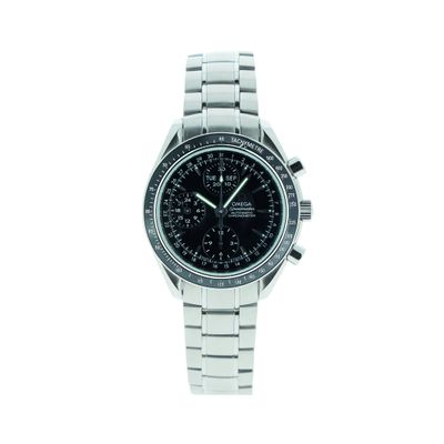 un gros plan d'une montre sur un fond blanc avec un fond blanc