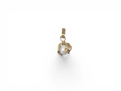 un pendentif en or 18 carats orné d'une perle au centre