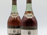 deux bouteilles de vin posées l'une à côté de l'autre sur une surface blanche