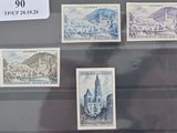 un lot de timbres exposés dans une vitrine