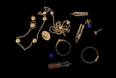 Plusieurs types de bijoux sont présentés sur un fond noir