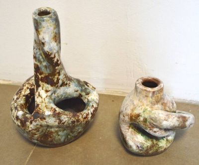 deux vases posés par terre l'un à côté de l'autre