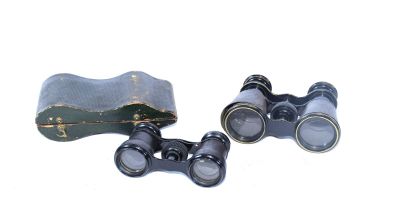 2 PAIRES DE JUMELLES DE THEATRE :