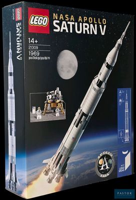 La maquette Lego « NASA Apollo Saturn V » est dans sa boîte