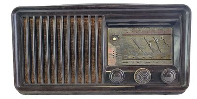 une vieille radio posée sur une table