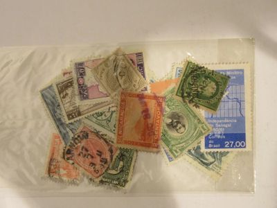 de nombreux timbres différents dans un sac posé sur la table