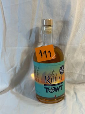 une bouteille de rhum devant un fond blanc