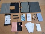 de nombreux téléphones portables et accessoires de toutes sortes disposés sur une table