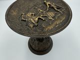 une image représentant une plaque en bronze sur laquelle figurent un cheval et un cavalier