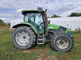 un tracteur vert garé dans l'herbe