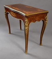 TABLE A JEU en bois de placage et marqueterie de cubes et fr… (photo 2)