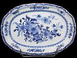 une grande assiette bleue et blanche décorée de fleurs