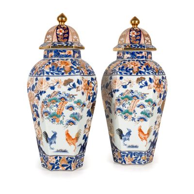 deux vases bleus et blancs décorés d'oiseaux et de fleurs