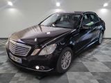 une photo d'une Mercedes Classe S noire dans un showroom