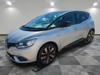 une voiture argentée garée dans un garage au sol en damier