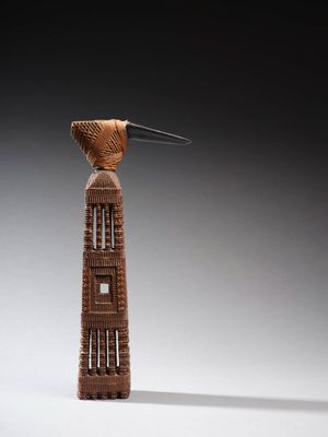sculpture représentant un oiseau perché au sommet d'une haute tour
