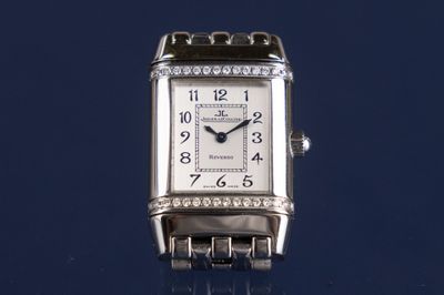 un gros plan d'une montre en argent sertie de diamants