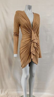 une photo d'un mannequin portant une robe marron ornée d'un grand nœud