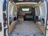 une camionnette blanche garée sur un terrain