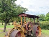 un petit tracteur qui est garé dans l'herbe