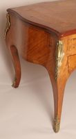 Bureau plat de forme galbée, en bois de placage marqueté en … (photo 4)