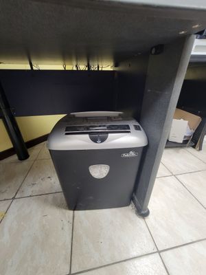 une photo d'un broyeur à papier placé sous un bureau