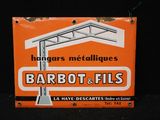 une enseigne portant l'inscription « Barbot Fils » sur la façade d'un immeuble