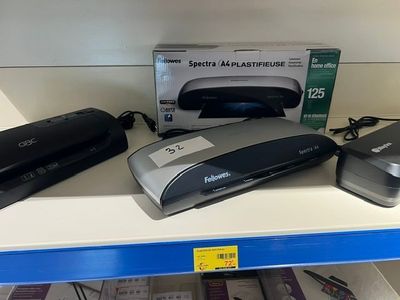 de nombreux appareils électroniques sur une étagère dans un magasin