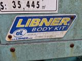 un gros plan d'une étiquette apposée sur une machine sur laquelle on peut lire « Liinerr Body Kit »