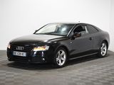 une photo d'une Audi noire garée dans un garage